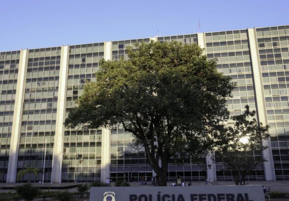 Polícia Federal faz operação para conter lavagem de dinheiro do PCC