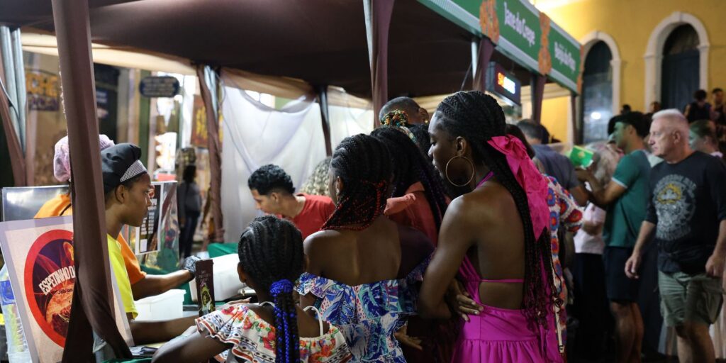 Flipelô começa em Salvador com música, poesia e grande participação