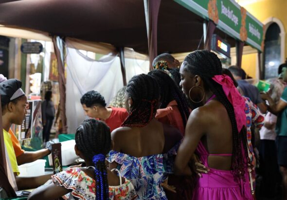 Flipelô começa em Salvador com música, poesia e grande participação