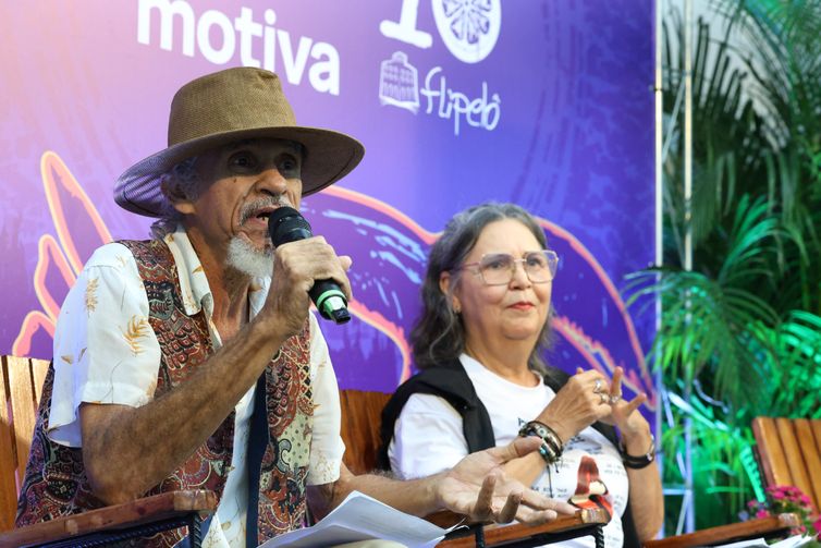 Salvador (BA), 06/08/2026 - Os poetas Douglas de Almeida e Semírames Sé participam do sarau Movimento Poetas na Praça: Poesia, Política e Pedagogia na Salvador dos Anos 1980, durante a 10ª Festa Literária Internacional do Pelourinho - Flipelô, na Casa Motiva - Vale do Dendê. Foto: Rovena Rosa/Agência Brasil