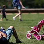 Pais estão menos presentes na criação de filhos, aponta estudo