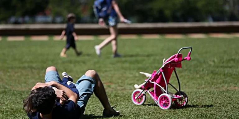 Pais estão menos presentes na criação de filhos, aponta estudo