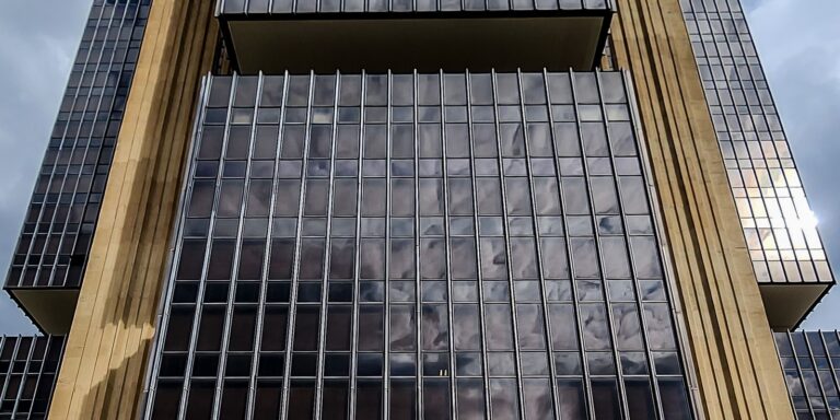 BC aponta desaceleração da inflação, mas mantém alerta sobre riscos