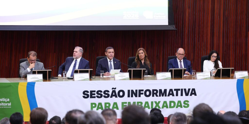 Presidente do TSE defende urna eletrônica em reunião com embaixadores