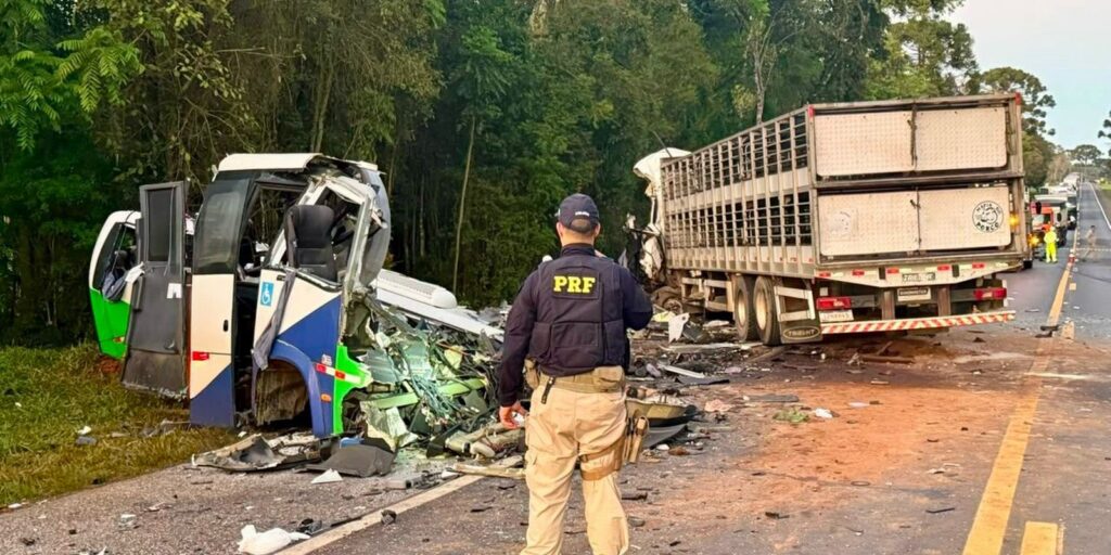 Acidente entre ônibus e caminhão mata 23 pessoas em estrada no Paraná