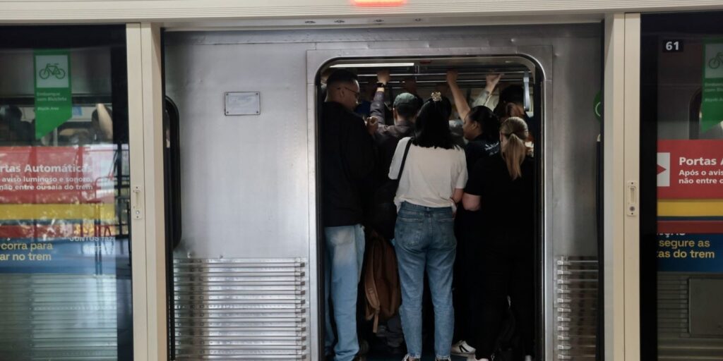 Usuários de trens mudam rotina por causa de greve da CPTM