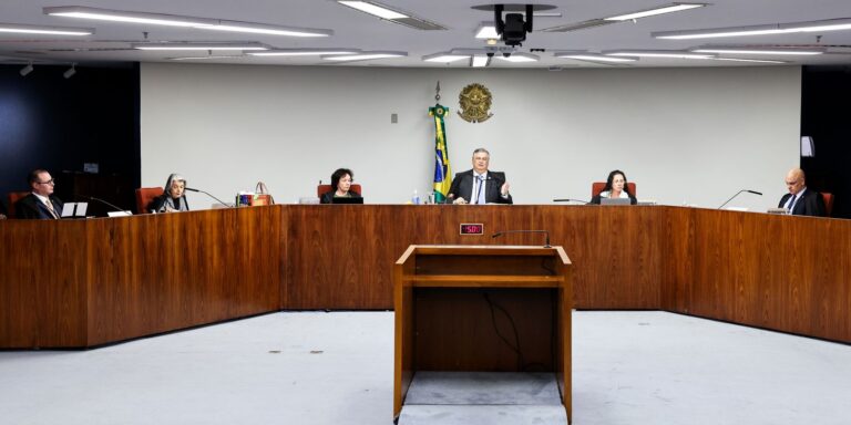 Dino e Moraes defendem rediscutir dispensa de diploma para jornalista