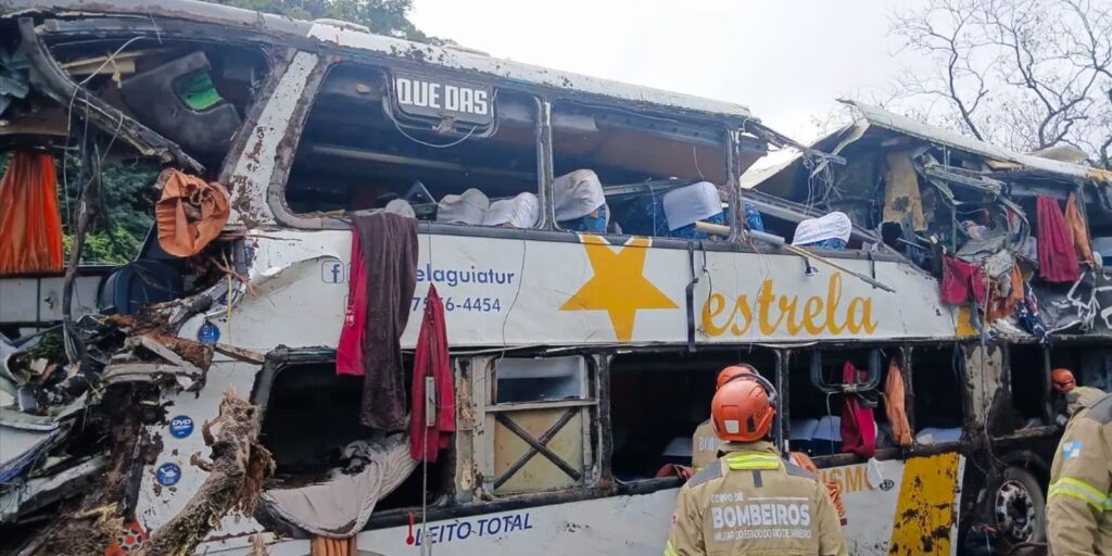 Nove pessoas morrem em tombamento de ônibus em Petrópolis
