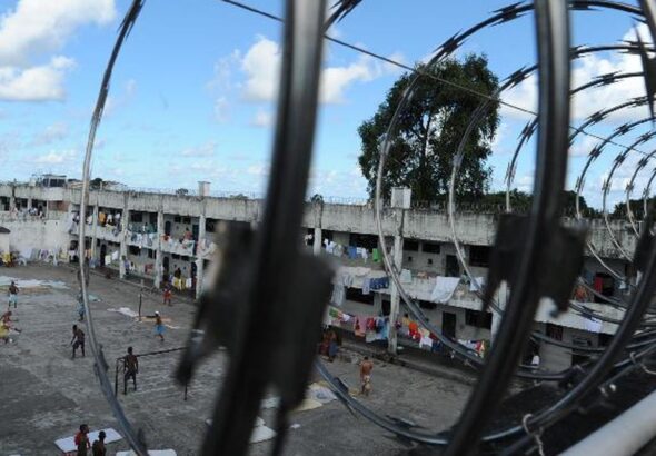 Presídios combatem entrada de itens proibidos para facções criminosas