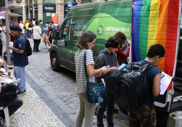Transexuais e travestis fazem ato no RJ em defesa da democracia