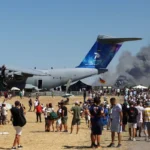 Avião F-4 grego cai durante show aéreo perto de Atenas
