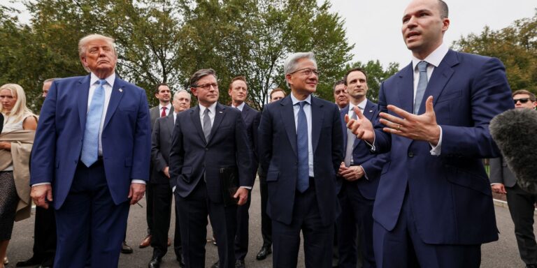 Trump anuncia autorregulação da IA por big tech em meio a temor social
