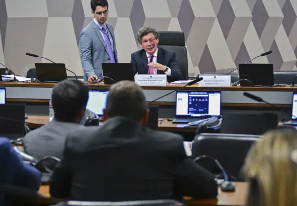 Ajustes no texto adiam votação da MP da "taxa das blusinhas"