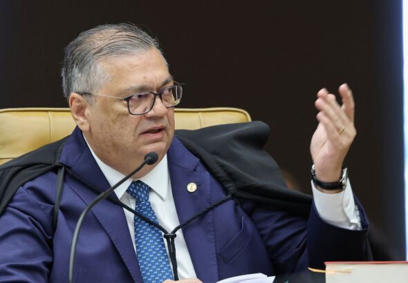 Flávio Dino pede vista de julgamento sobre Moraes e Mendonça