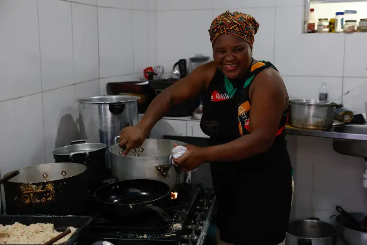 Rio de Janeiro (RJ), 25/09/2026 – Aparecida de Fátima Ferreira, a Tia Cida, prepara feijoada no Quilombo Ferreira Diniz, na Glória, tombado pelo Instituto do Patrimônio Histórico e Artístico Nacional (IPHAN).  Foto: Fernando Frazão/Agência Brasil