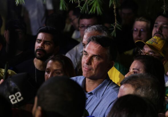 Flávio Bolsonaro impõe condições para liberar sigilos