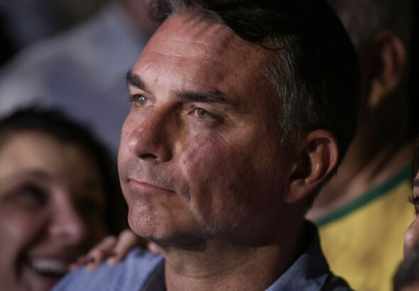 Em sabatina, Flávio não explica propostas e faz acusações sem provas