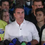 Flávio Bolsonaro cruza fronteira argentina e segue para o Equador