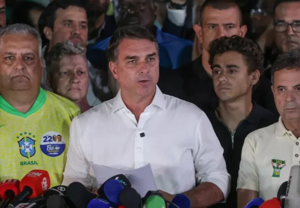 Flávio Bolsonaro cruza fronteira argentina e segue para o Equador