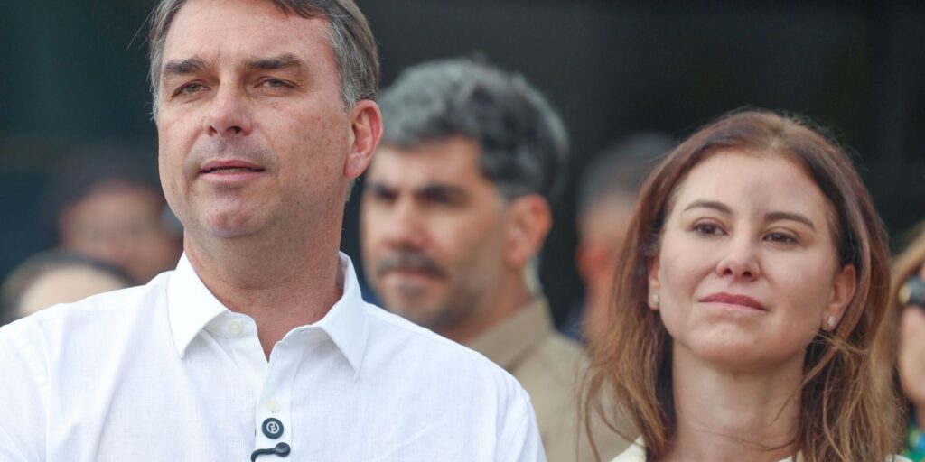 Avião com Flávio Bolsonaro e família segue para Miami