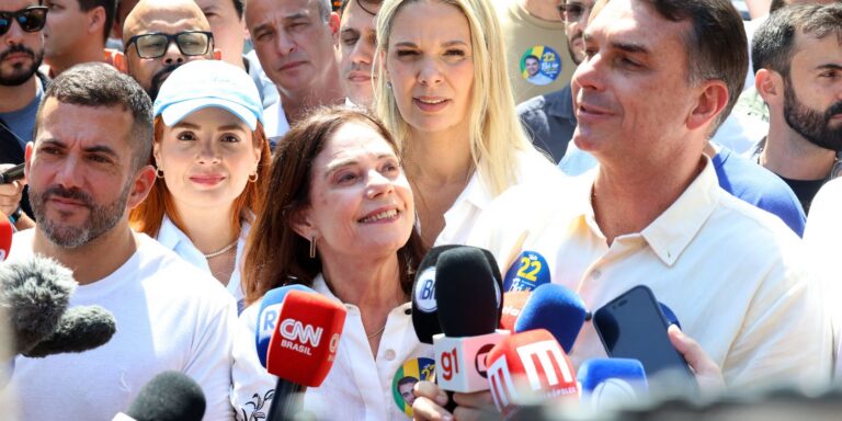 Flávio Bolsonaro faz ato no Rio ao lado de Douglas Ruas