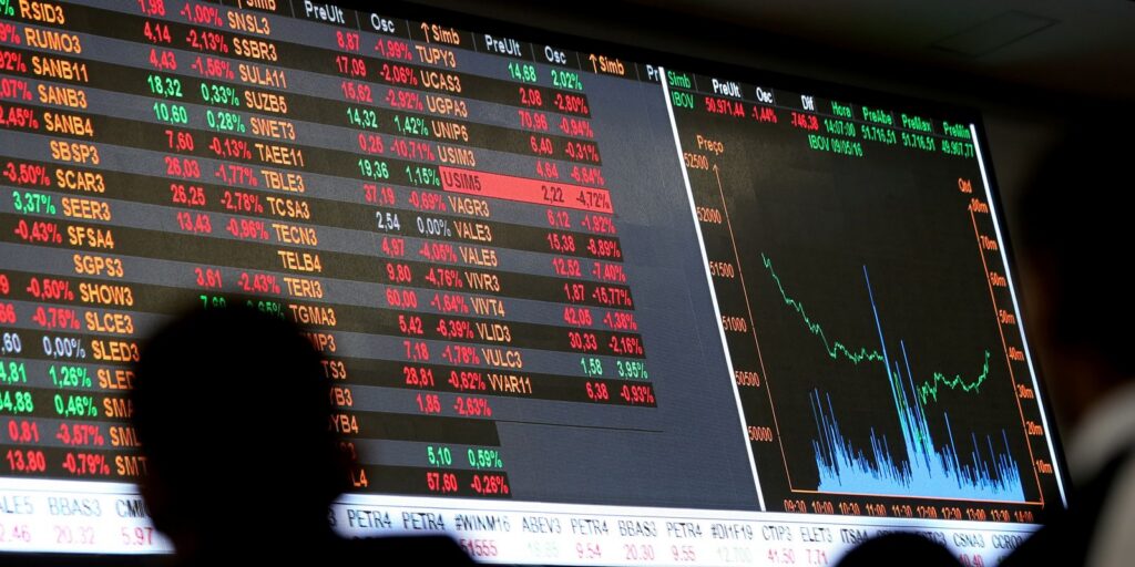 Dólar cai a R$ 5, e bolsa sobe quase 8% após primeiro turno