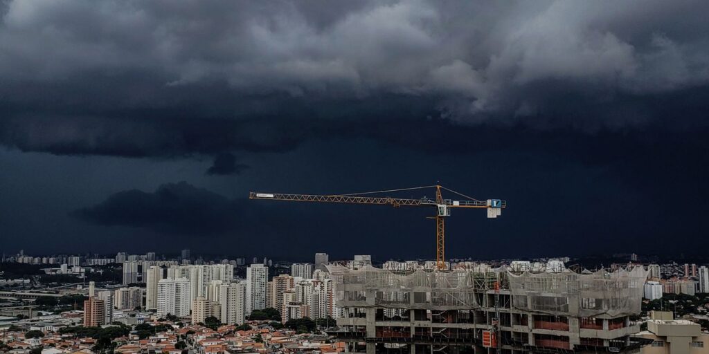 Campanha de Flávio pede votação até 19h por chuvas em alguns estados