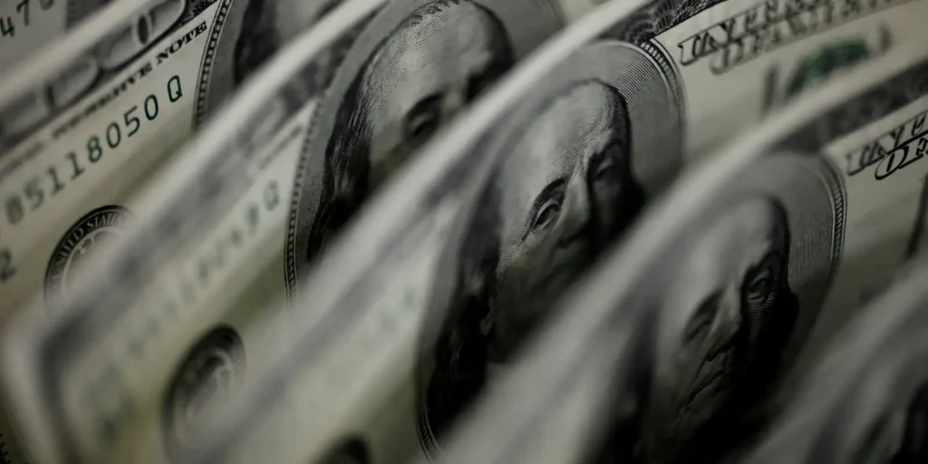 Dólar sobe 8,21%, e bolsa cai 13,88% após reeleição de Lula