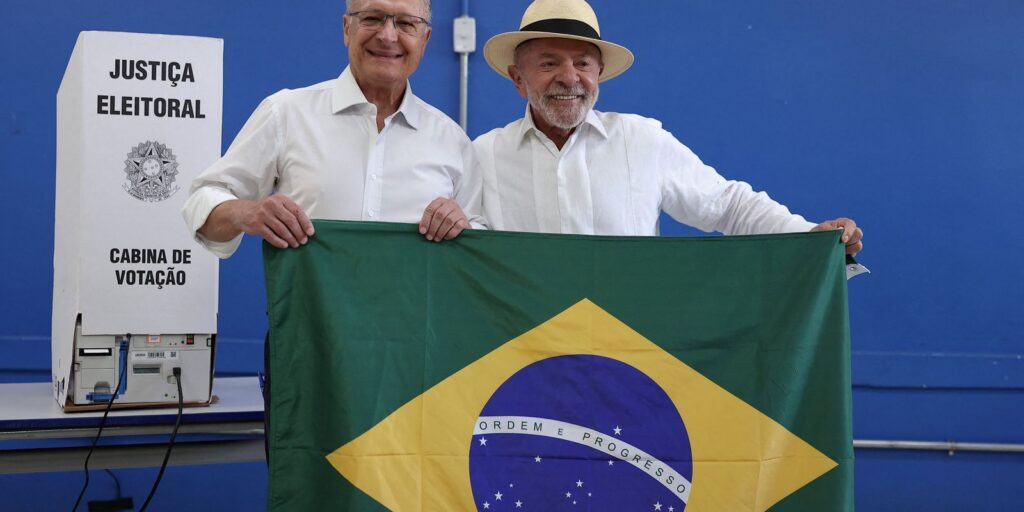 Mendonça dá 24h para remoção de posts sobre Lula e bandeira do Brasil 