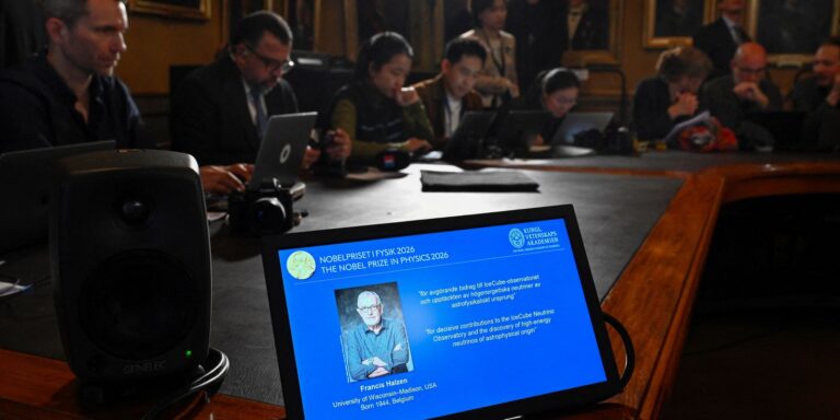 Belga que descobriu menor partícula do universo recebe Nobel de Física
