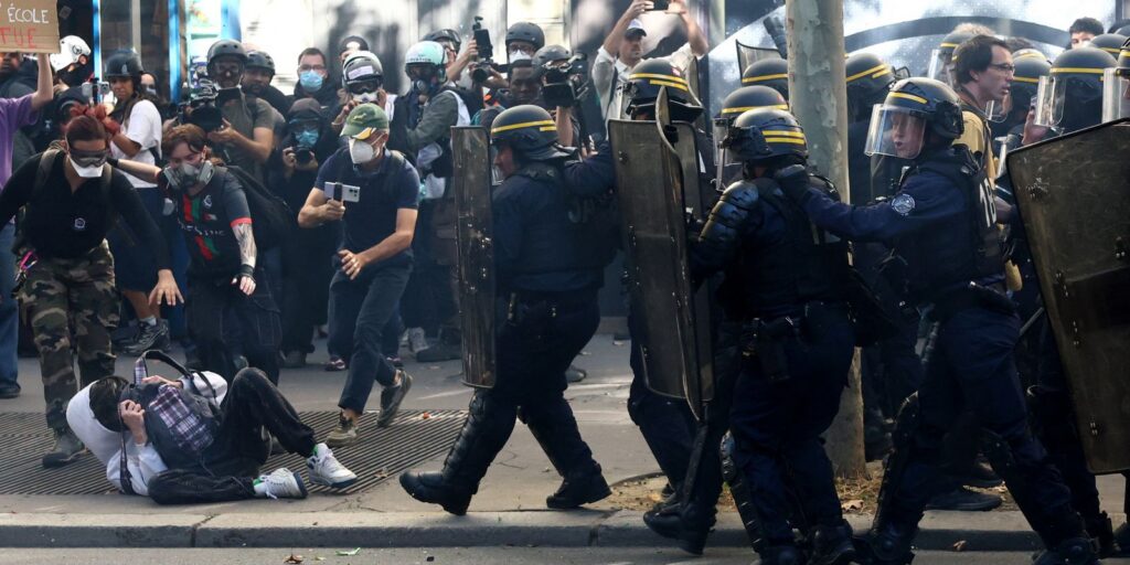 Adolescentes franceses fazem mais um dia de protestos sobre escolas