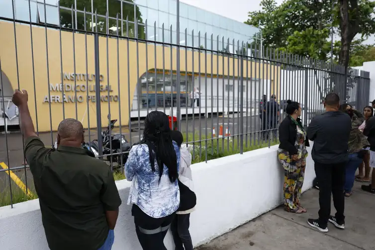 Rio de Janeiro (RJ), 30/10/2025 – Atendimento aos familiares durante o reconhecimento dos corpos dos mortos na Operação Contenção no Instituto Médico Legal. Foto: Fernando Frazão/Agência Brasil