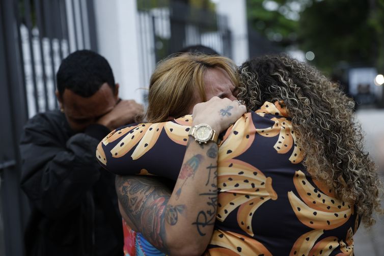 Rio de Janeiro (RJ), 30/10/2025 – Raquel Rodrigues se emociona ao fazer reconhecimento do corpo do filho, Yago Ravel Rodrigues Rosário, encontrado decapitado, um dos mortos na Operação Contenção, no Instituto Médico Legal. Foto: Fernando Frazão/Agência Brasil