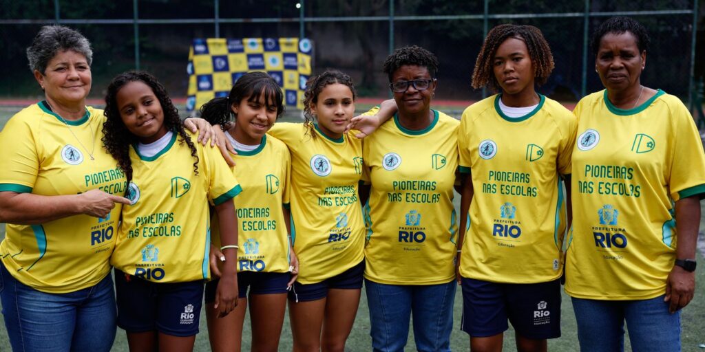 Ex-jogadoras da seleção de futebol incentivam alunas em escolas do Rio