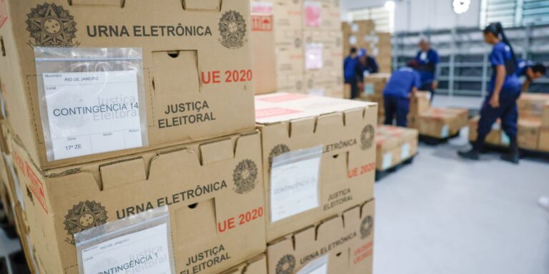 Tribunais distribuem urnas e preparam seções para eleição