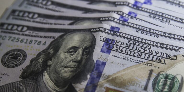 Dólar sobe 0,76% e fecha a R$ 5,39 em dia de cautela