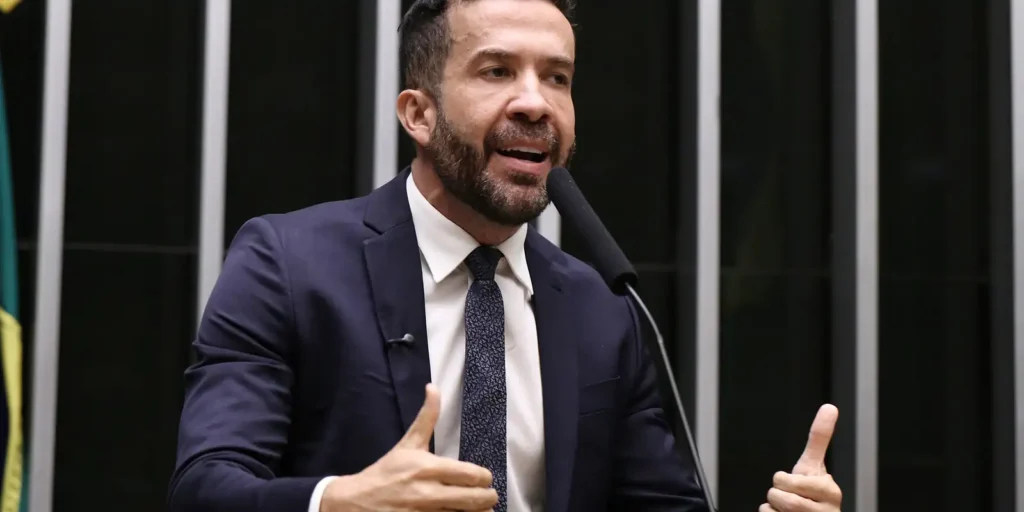 Deputado André Janones é internado com arritmia em São Paulo