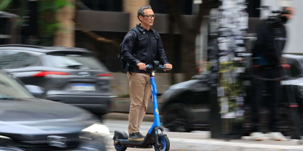 Prefeitura de SP começa a fiscalizar bicicletas e patinetes elétricos