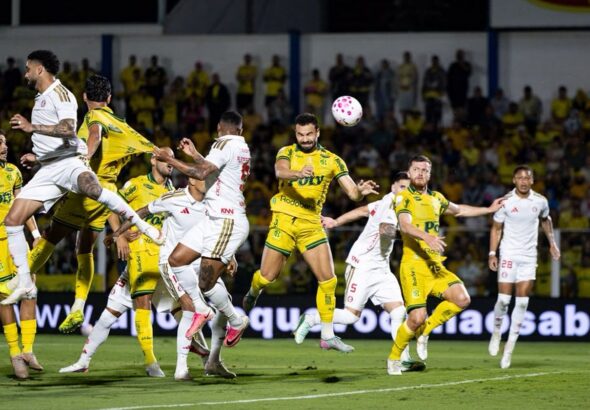 Com um a mais, Mirassol vence e complica Internacional no Brasileirão