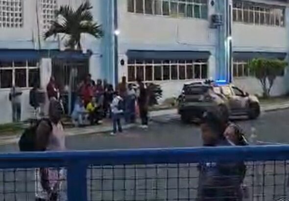 Eleitores relatam urnas fechadas e falta de transporte em Salvador