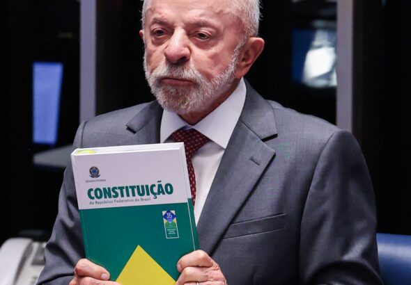 Lula faz campanha em MG e celebra fim da jornada 6x1