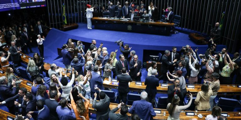 Imprensa estrangeira vê vitória de Lula em aprovação do fim da 6x1