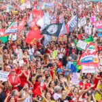 Milhares ocupam Copacabana em ato pela democracia e em apoio a Lula