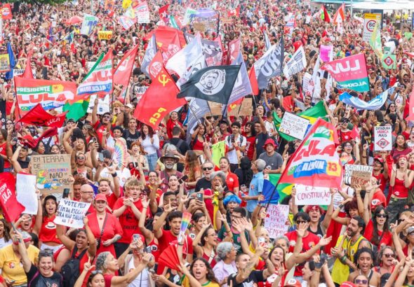 Milhares ocupam Copacabana em ato pela democracia e em apoio a Lula