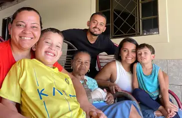 21/10/2026 - Voto das vovós: idosas defendem consciência cidadã contra abstenção. Na foto a eleitora Maria Albino Costa com sua família. Foto: Maria Albino Costa/ Arquivo Pessoal
